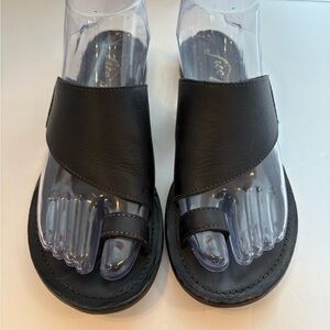Free People Sant Antoni black leather asymmetrical band & toe loop sandal size 7